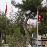 sehit_mezarlarinda_turk_bayragi_yok_iddiasi_yalan_cikti_1712847480_9164.jpg
