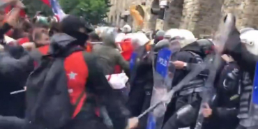 1_mayista_teror_estirdiler_istanbulda_sol_marjinal_gruplar_polise_saldirisi_kamerada_1714581604_0944.JPG