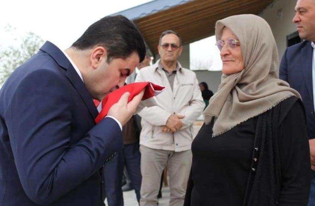 anne ve bayrak