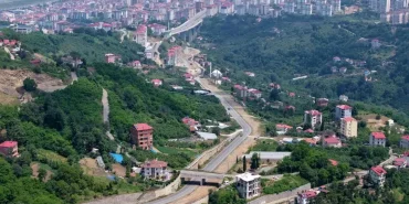 trabzon-da-13-yildir-bitmeyen-yol-tepki-cekiy-18734710_amp.jpg