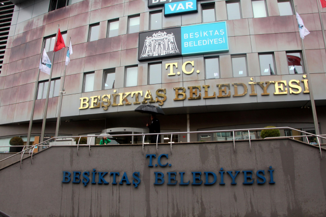 Beşiktaş Belediyesi işçileri maaşlarını alamadıkları gerekçesiyle iş bıraktı