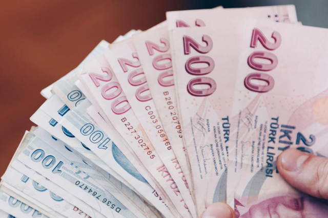 Hükümet, kamu işçisine verdiği zam teklifinden geri adım attı