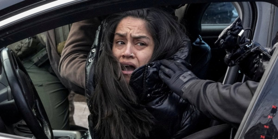 Minneapolis’te Kadın Sürücü ICE Polisiyle Yüzleşti