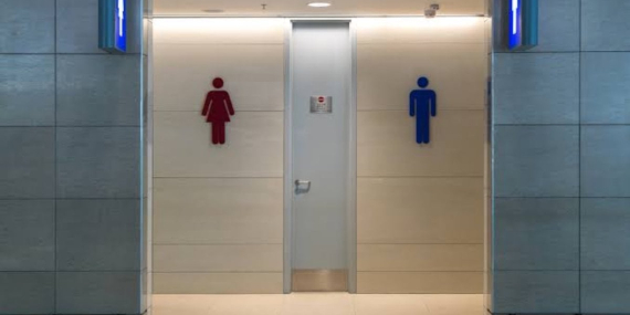 Paris’te Tuvaletlerdeki Su Şişeleri Tartışma Yarattı