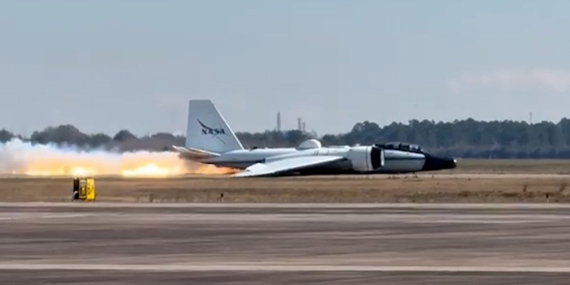 NASA Uçağı Houston’a Gövde Üstü İniş Yaptı!