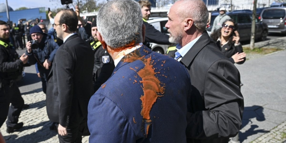 Rıza Pehlevi’ye Berlin’de Boyalı Saldırı!