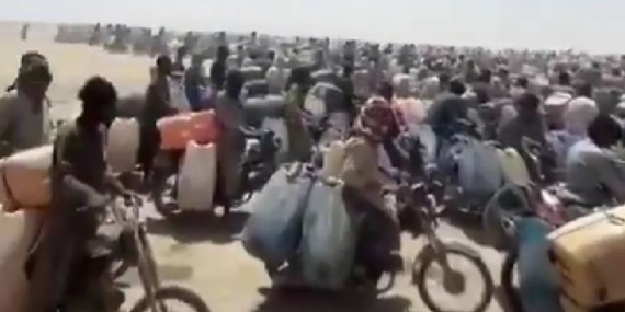 Pakistan’da Sınırda Ucuz Benzin Kuyruğu!