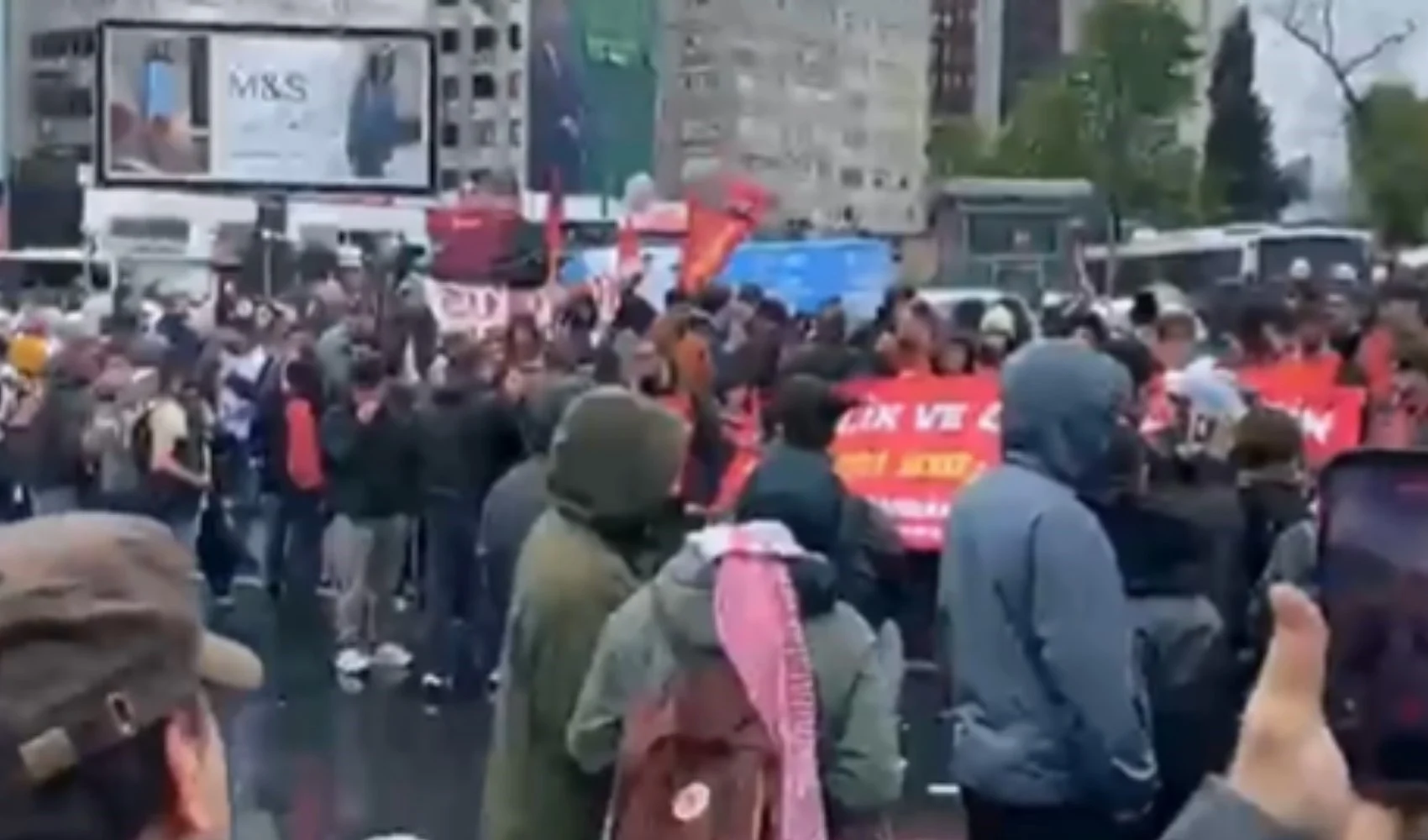 Taksim Yasak, Sokaklar Kelepçeli: 1 Mayıs'ta 200'den Fazla Gözaltı
