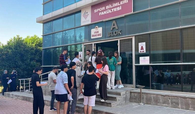 kiliste-adaylar-gelecekleri-icin-ter-doktu_9966ce34cc_amp.jpg
